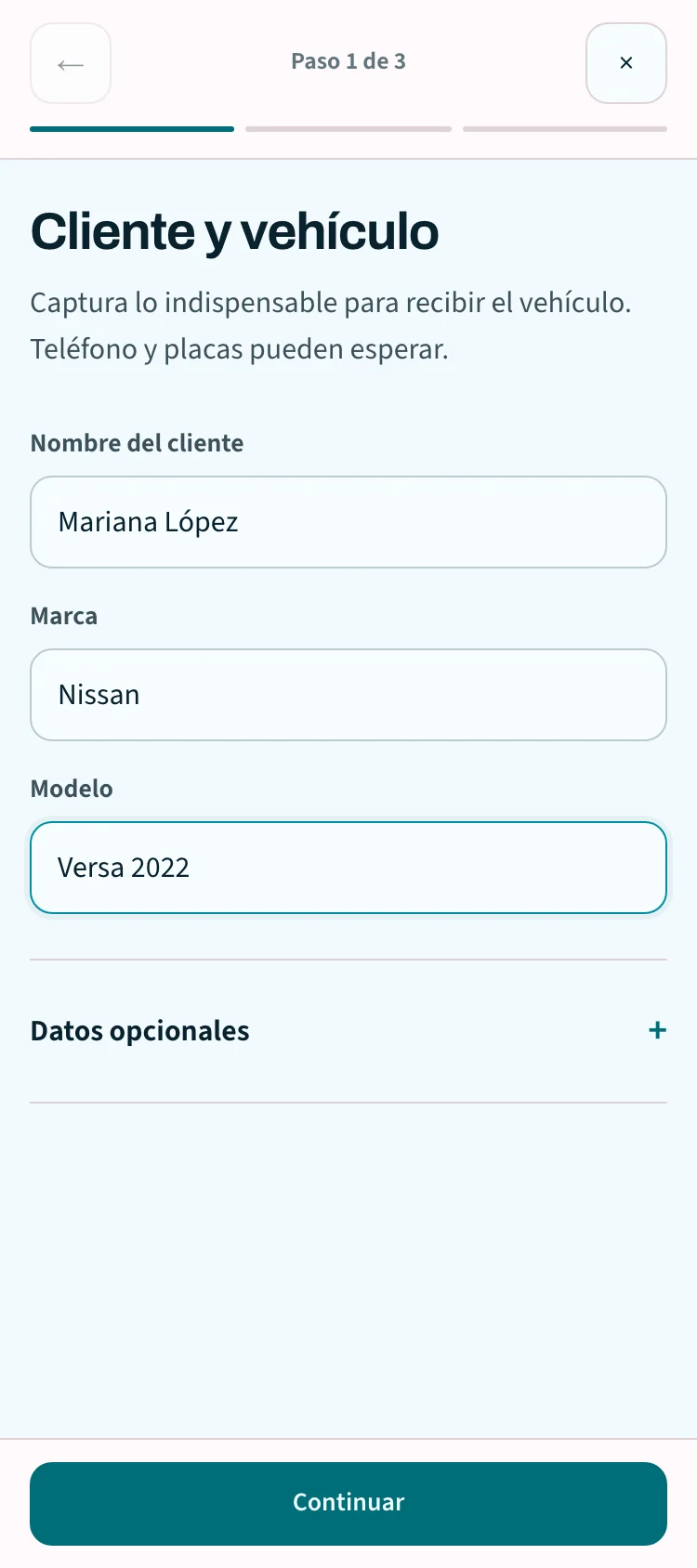 Pantalla móvil de TallerCheck con los datos del cliente y vehículo